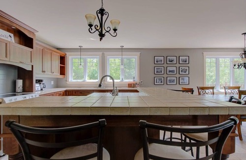 Petite-Riviere-Saint-Francois Ski Chalet | L'Escapade - Spa, billard & foyer