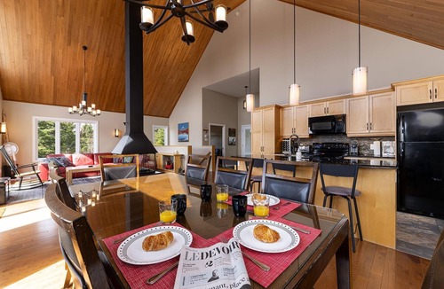 Petite-Riviere-Saint-Francois Ski Chalet | Cardinal du Massif 17: Hot Tub, Views & Terrace