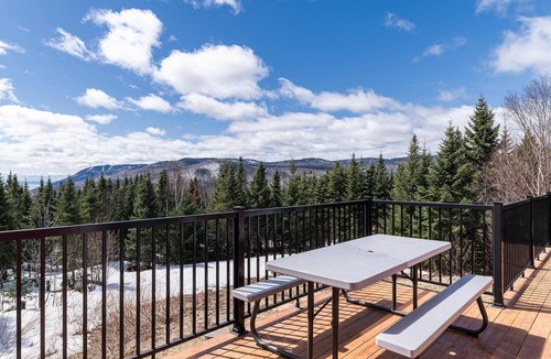 Petite-Riviere-Saint-Francois Ski Chalet | Cardinal du Massif 17: Hot Tub, Views & Terrace