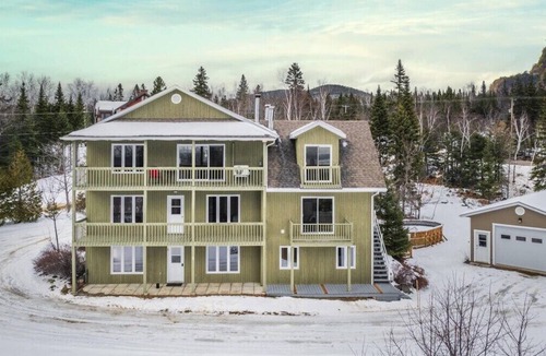 Petite-Riviere-Saint-Francois Condo | Entre Ciel et Fleuve 26C Cozy condo ambiance, Pool