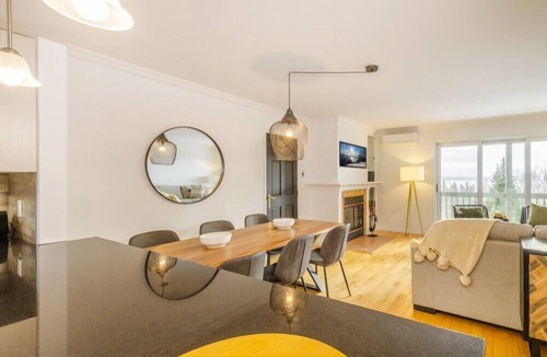 Petite-Riviere-Saint-Francois Condo | Entre Ciel et Fleuve 26P Spacious chalet, Warm, Pool