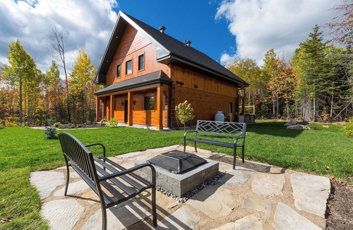 Petite-Riviere-Saint-Francois Ski Chalet | An enchanting garden to relax