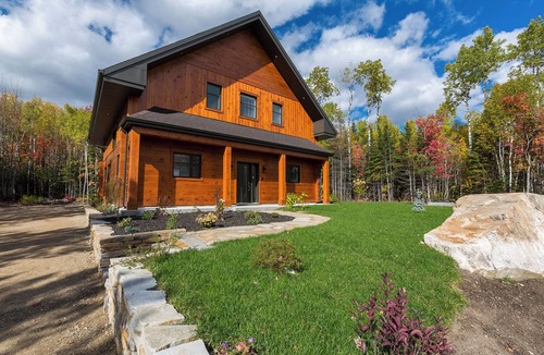 Petite-Riviere-Saint-Francois Ski Chalet | An enchanting garden to relax