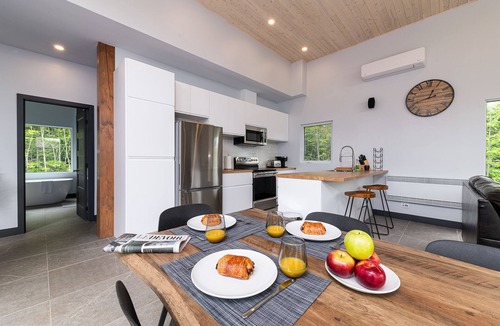 Petite-Riviere-Saint-Francois House | modern and inviting chalet