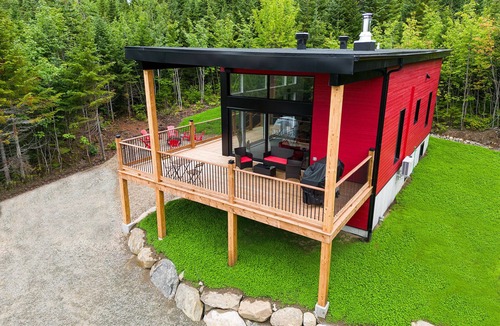 Petite-Riviere-Saint-Francois House | modern and inviting chalet