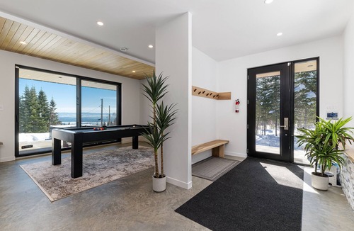 Petite-Riviere-Saint-Francois Villa | A billiard room to entertain evenings