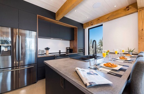 Petite-Riviere-Saint-Francois Ski Chalet | Chalet Valhalla - Views, Hot Tub and Coziness