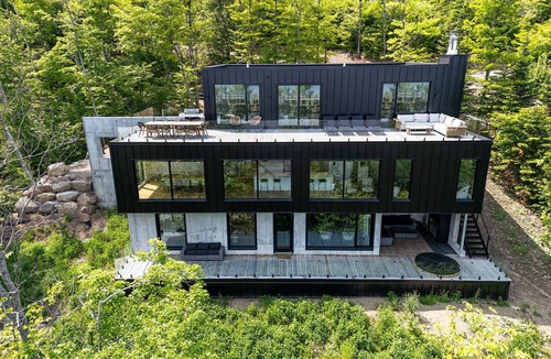 Petite-Riviere-Saint-Francois Villa | The Föss, River, Sauna & Spa