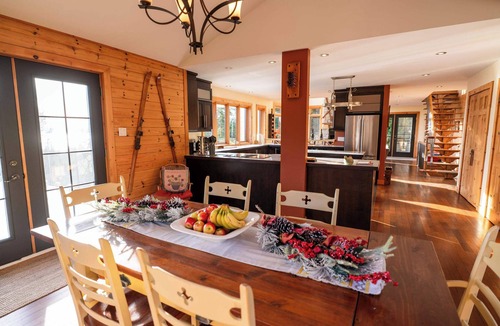 Petite-Riviere-Saint-Francois Ski Chalet | A stunning View with a private Spa | L'Aponi
