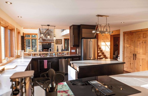 Petite-Riviere-Saint-Francois Ski Chalet | A stunning View with a private Spa | L'Aponi