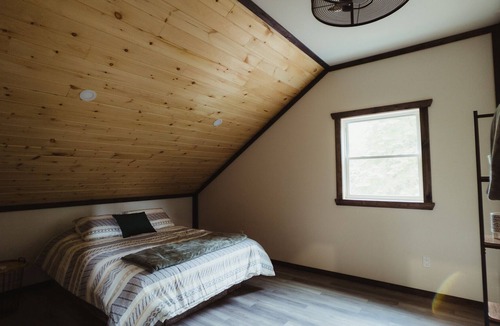 L'lle-du-Grand-Calumet Ski Chalet | Waterfront lux loft 2 bed/r perfect 1 or 2 couples
