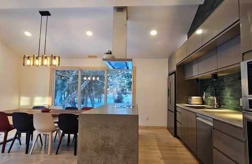 East Braintree House | Modern Forest Retreat with Sauna, Hot Tub, Fireplace