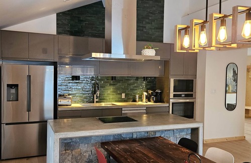 East Braintree House | Modern Forest Retreat with Sauna, Hot Tub, Fireplace