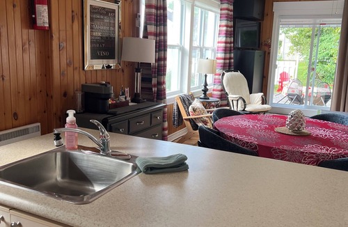 Saint-Jean-de-l'lle-d'Orleans Ski Chalet | Welcome to the pet-free family. In the countryside, 20 minutes from Old Quebec.