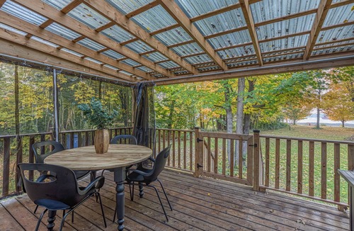 L'Ile-d'Orleans Regional County Municipality House | Waterfront cottage with beach just steps from Quebec City!