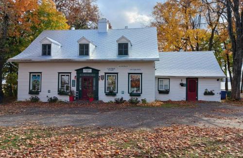 Saint-Laurent-de-l'ile d'Orleans Hotel | Auberge Les Blancs Moutons