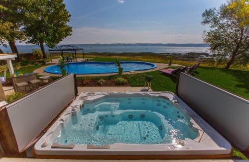 Saint-Laurent-de-l'ile d'Orleans House | Summer: Villa Pool & Spa | 39 Ppl | 8 BR | 9 Bath