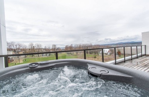 Saint Pierre d'Orleans Apartment | Hôtel à la maison - L'Insulaire, Spa et Vue