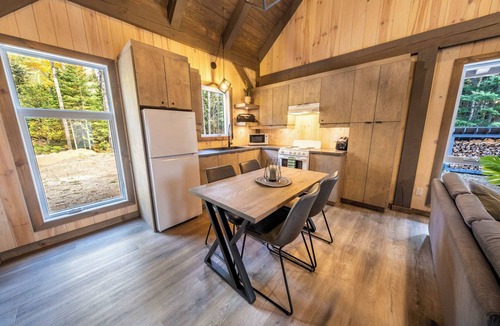 Sainte-Euphemie-sur-Riviere-du-Sud Ski Chalet | Spa and Nature | Chalet des Pins Rouge