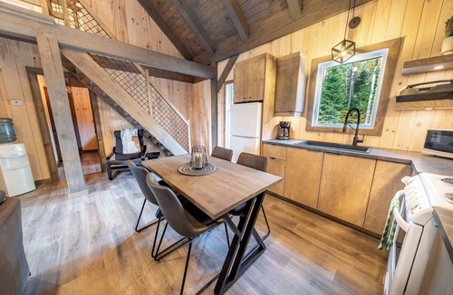 Sainte-Euphemie-sur-Riviere-du-Sud Ski Chalet | Spa and Nature | Chalet des Pins Rouge