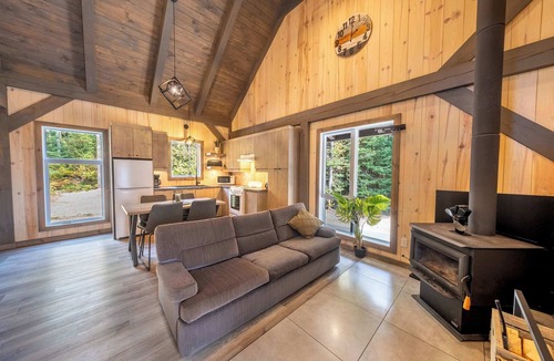 Sainte-Euphemie-sur-Riviere-du-Sud Ski Chalet | Spa and Nature | Chalet des Pins Rouge
