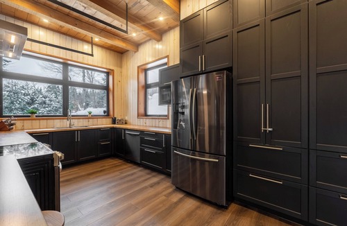 Ste-Lucie-des-Laurentides Ski Chalet | Chalet de l'Artisan | 4Season Spa | Alpine Skiing | Fireplace | BBQ | Boardgames