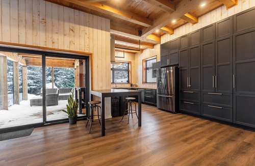 Ste-Lucie-des-Laurentides Ski Chalet | Chalet de l'Artisan | 4Season Spa | Alpine Skiing | Fireplace | BBQ | Boardgames