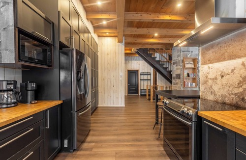 Ste-Lucie-des-Laurentides Ski Chalet | Chalet de l'Artisan | 4Season Spa | Alpine Skiing | Fireplace | BBQ | Boardgames
