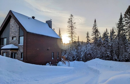 Lac-Swell Cottage | Warm Boho Chalet | Hot Tub | Lake | Fireplace | AC