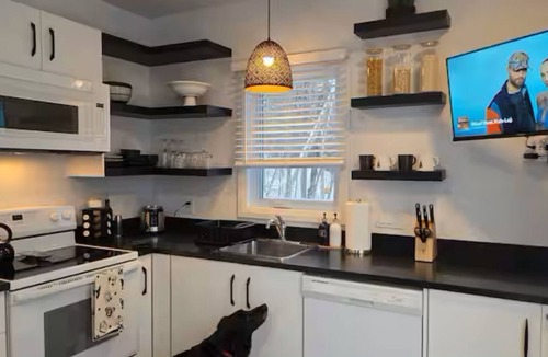 Sainte-Lucie-des-Laurentides Cottage | Cozy Cottage with Lake Sarrazin Access & Well-Equipped Kitchen. Pet-Friendly!