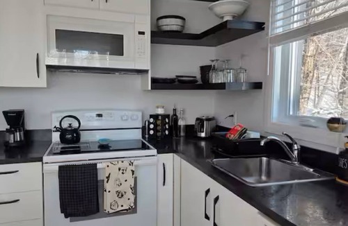 Sainte-Lucie-des-Laurentides Cottage | Cozy Cottage with Lake Sarrazin Access & Well-Equipped Kitchen. Pet-Friendly!