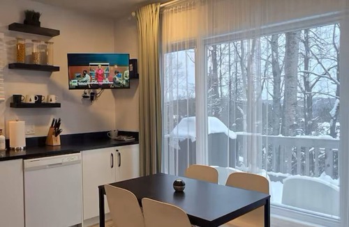 Sainte-Lucie-des-Laurentides Cottage | Cozy Cottage with Lake Sarrazin Access & Well-Equipped Kitchen. Pet-Friendly!
