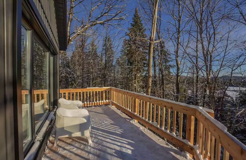 Sainte-Lucie-des-Laurentides Cottage | Cozy Cottage with Lake Sarrazin Access & Well-Equipped Kitchen. Pet-Friendly!