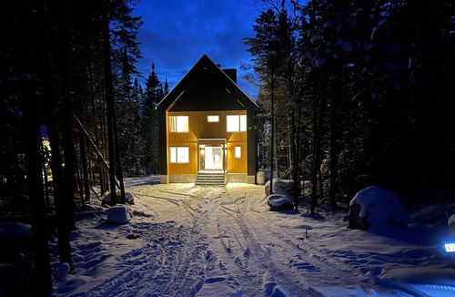Lac-Swell Ski Chalet | Luxury chalet with fireplace, games room, close to popular ski resorts