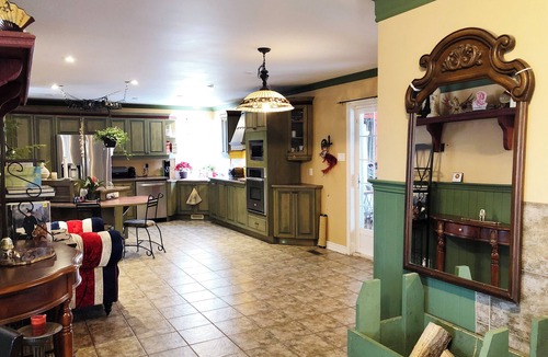 Sainte-Marguerite-du-Lac-Masson Villa | Rare - Victorian Villa 5 bedrooms, 3 bathrooms on an animal park + spa+ pool