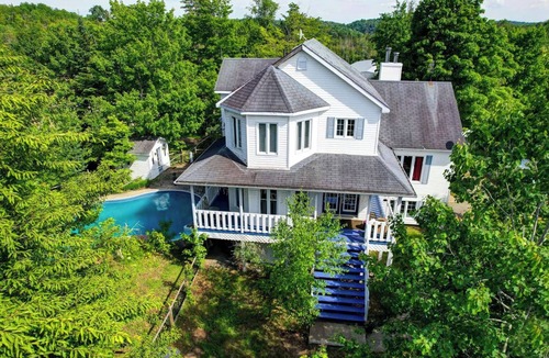 Sainte-Marguerite-du-Lac-Masson Villa | Rare - Victorian Villa 5 bedrooms, 3 bathrooms on an animal park + spa+ pool