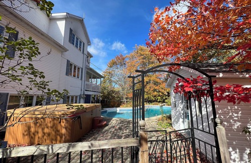 Sainte-Marguerite-du-Lac-Masson Villa | Rare - Victorian Villa 5 bedrooms, 3 bathrooms on an animal park + spa+ pool