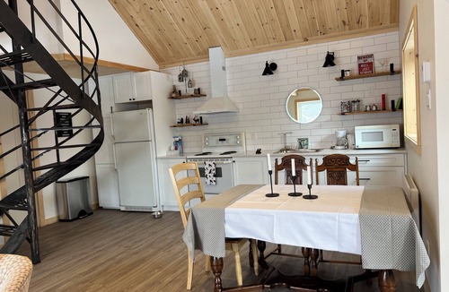 Sainte-Marguerite-du-Lac-Masson Cabin | Chalet au toit vert