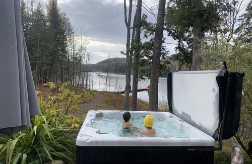 Sainte-Marguerite-du-Lac-Masson Ski Chalet | Le Panache: Bord de Lac, Spa, Table Billard