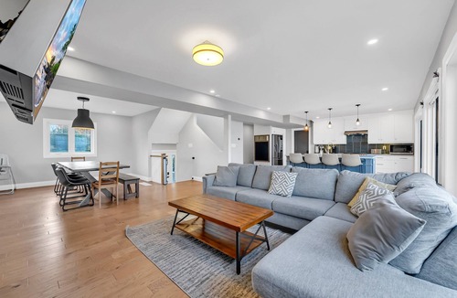 Selwyn Cottage | Luxury Modern Cottage Best Sunrises with Hot Tub