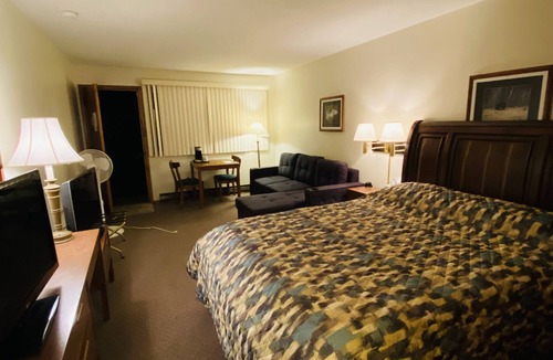 Englis River Hotel | English River Inn