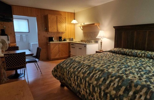 Englis River Hotel | English River Inn