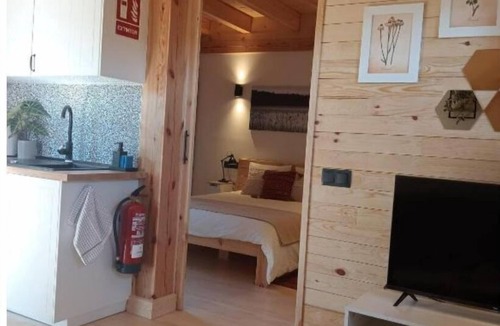 Becerril de la Sierra Cabin | Cabaña Blanca en Casa Rural Jardín Las Secuoyas