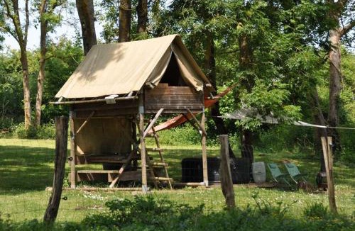 Saint-Jean-les-Deux-Jumeaux Other | cabane sur pilotis les pieds dans l'eau