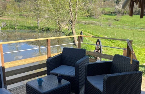 Saint-Pierre-Eynac Cabin | Cabane au Bord de L'eau
