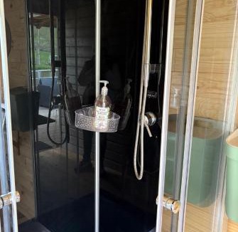 Saint-Pierre-Eynac House | Cabane au bord d'un étang