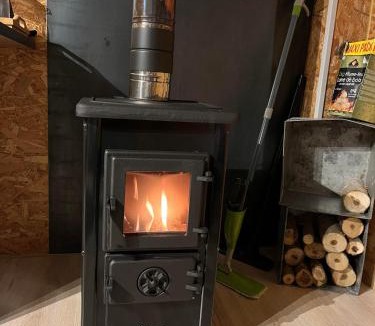 Saint-Pierre-Eynac House | Cabane au bord d'un étang