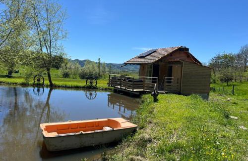Saint-Pierre-Eynac House | Cabane au bord d'un étang