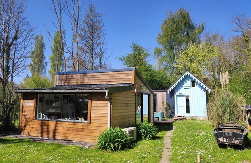 Amiens Cabin | Cabane bleue des Hortillonnages