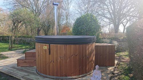 Asnieres sur Vegre Ski Chalet | Cabane en bois avec bain nordique